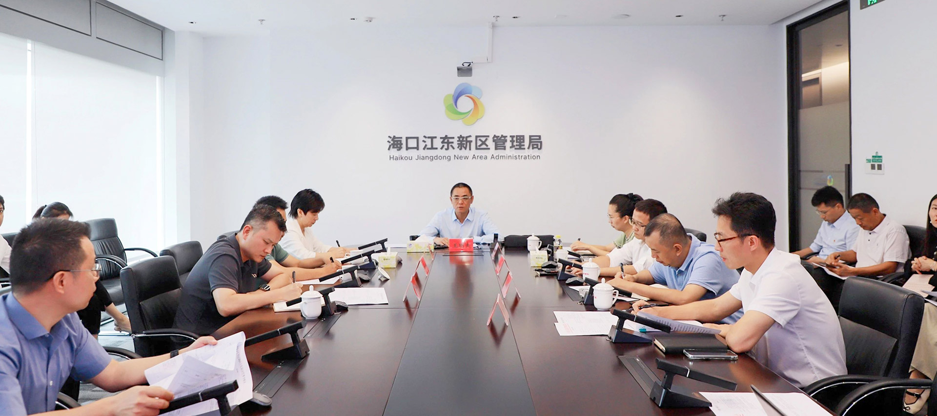 海口江东新区管理局召开党委（扩大）会议传达学习