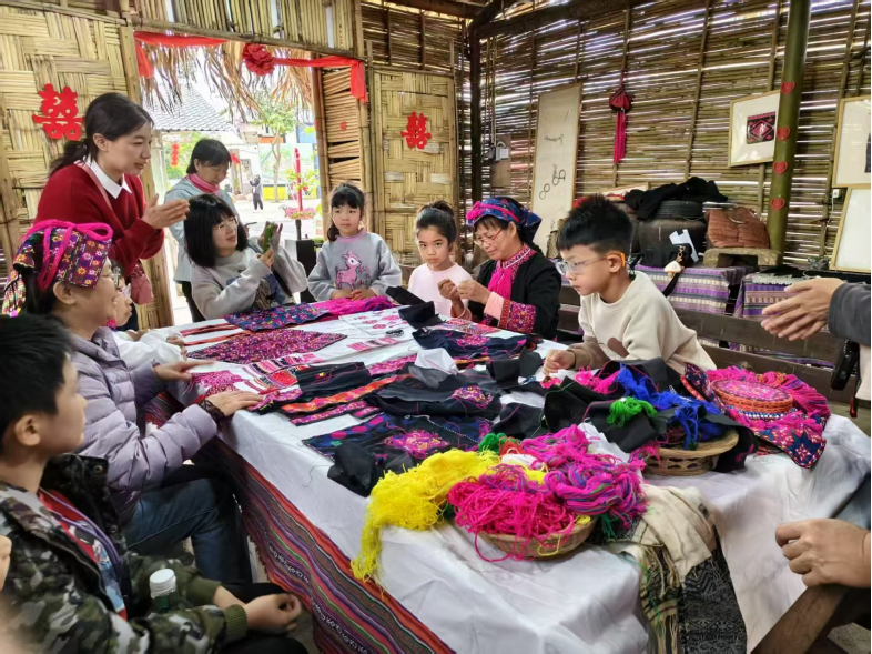898艺术村：以艺术为媒铸牢中华民族共同体意识 绘就民族团结与文旅融合新画卷
